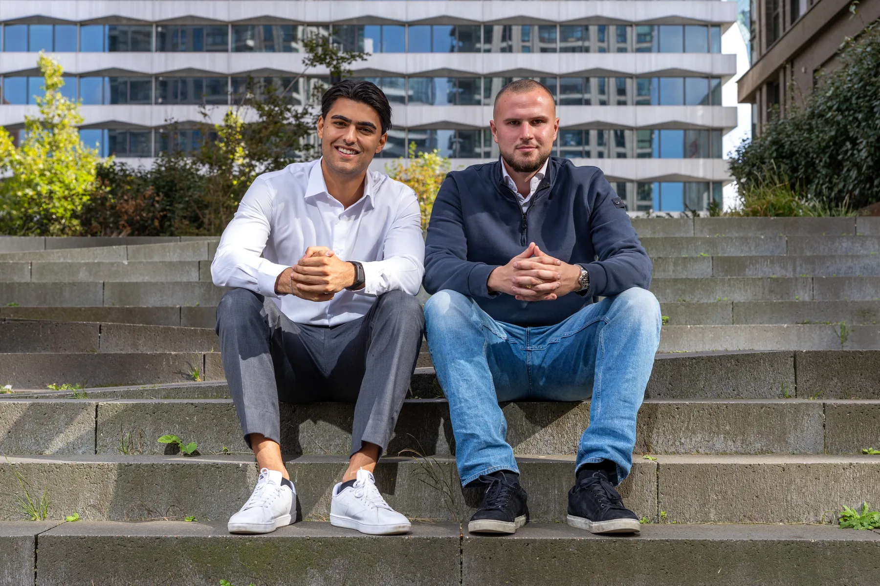 Martin Veltman en Fried de Rave naast elkaar op een trap